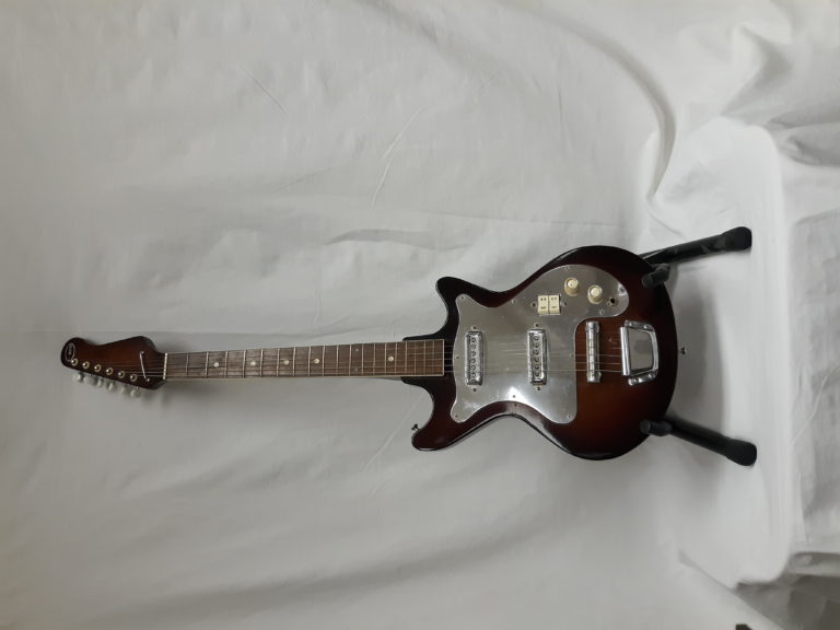 196667 Kingston BJ Guitars & Aprons